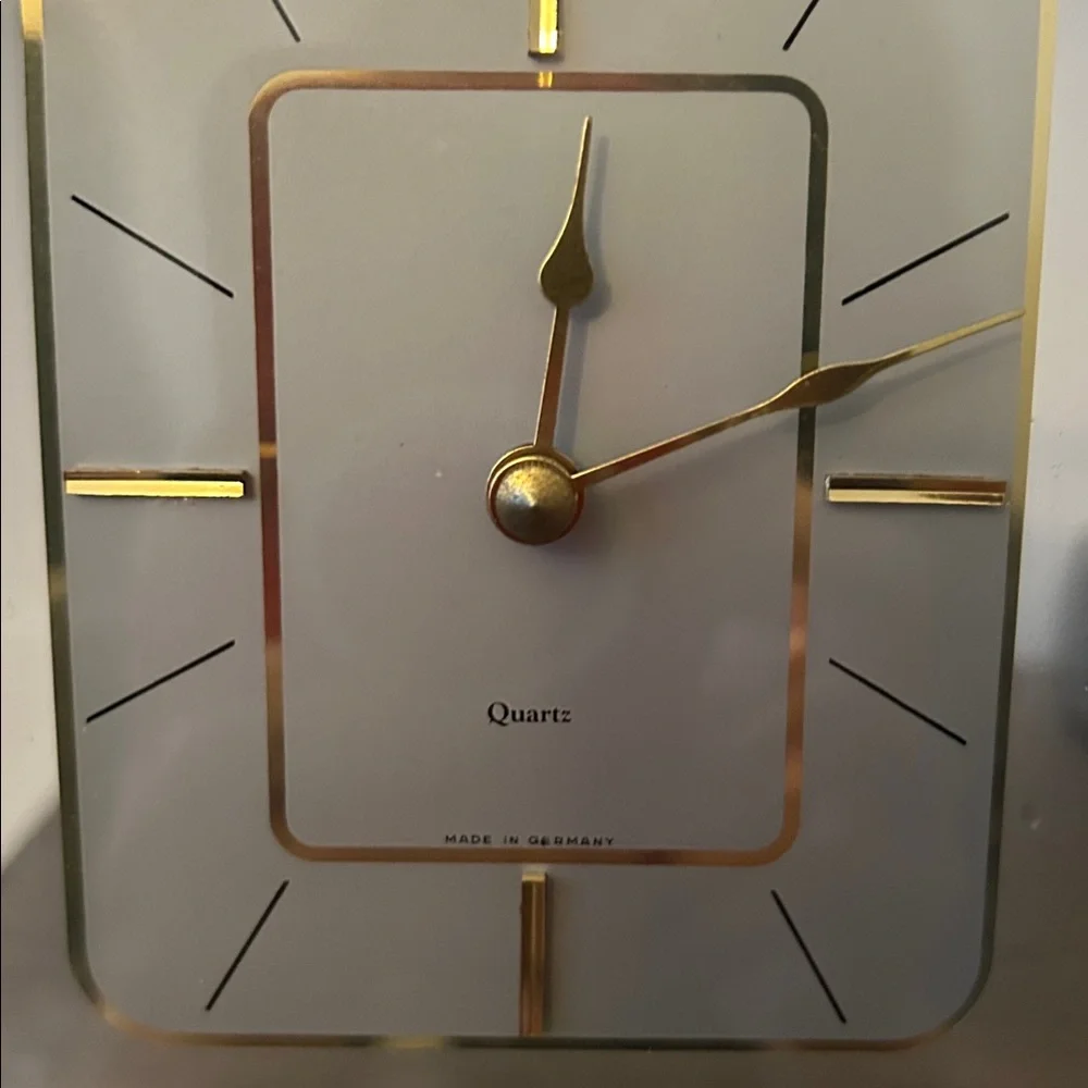 Vintage Hechinger Green Marble Base Mantle Table Shelf Solid Brass Clock.